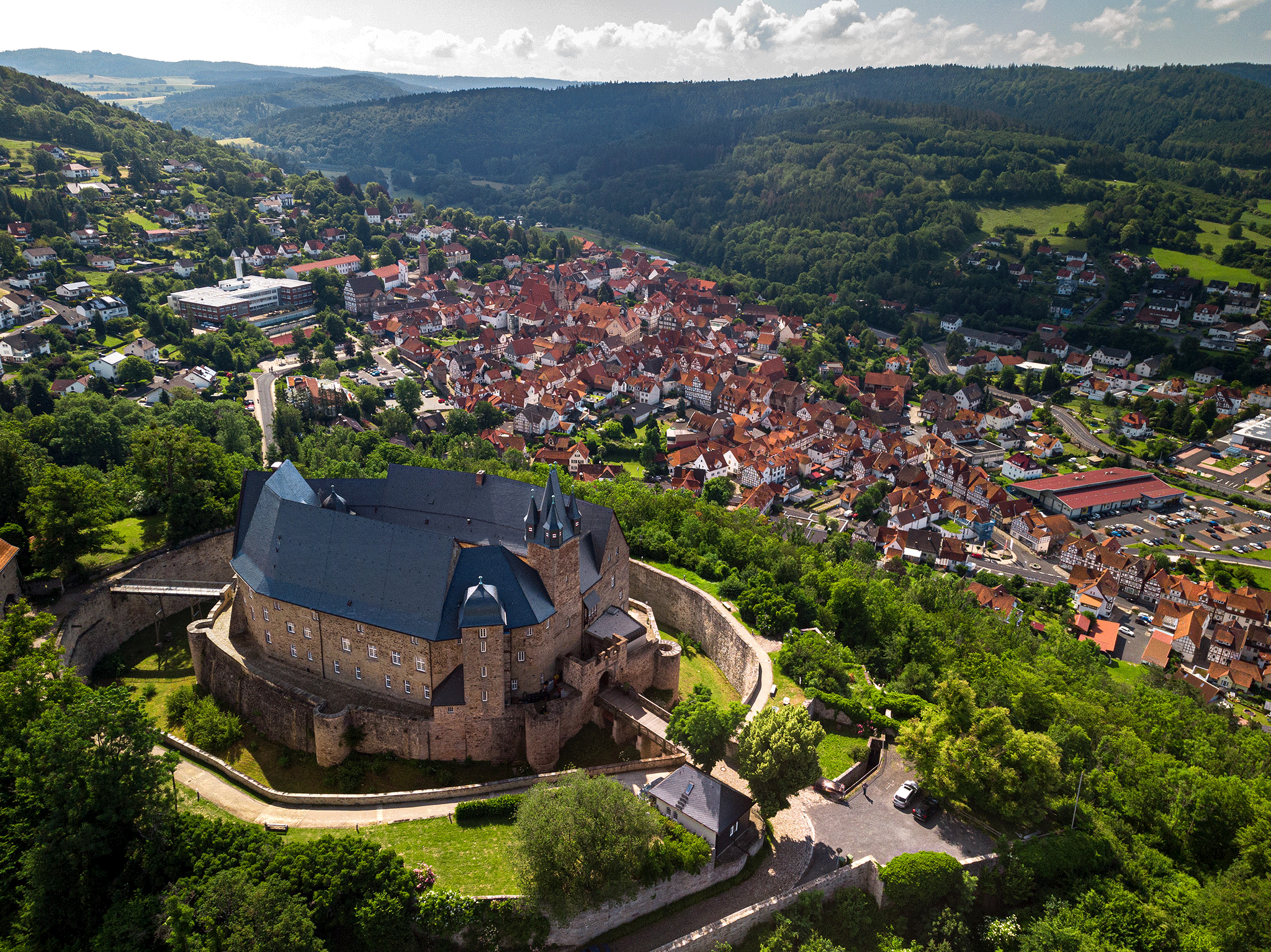 Schloss-Spangenberg-Drohne-Stadt.gif