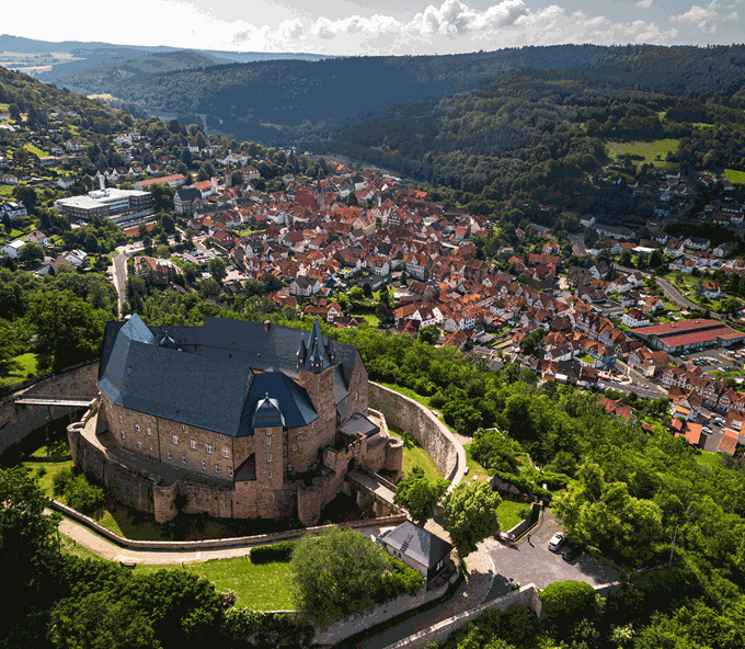 Schloss-Spangenberg-Drohne-Stadt.gif