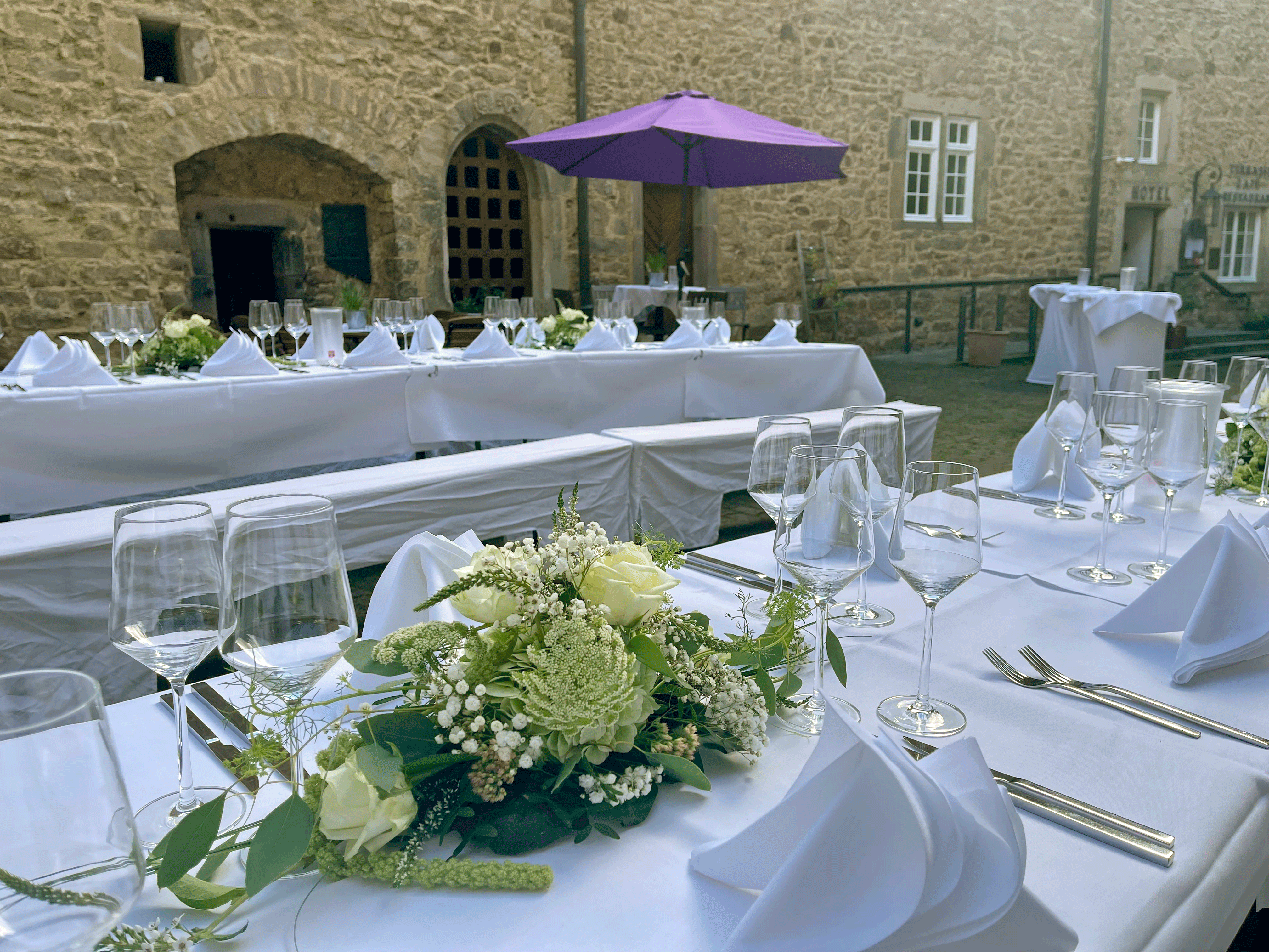 Schloss-Spangenberg-Grillparty-Innenhof.gif