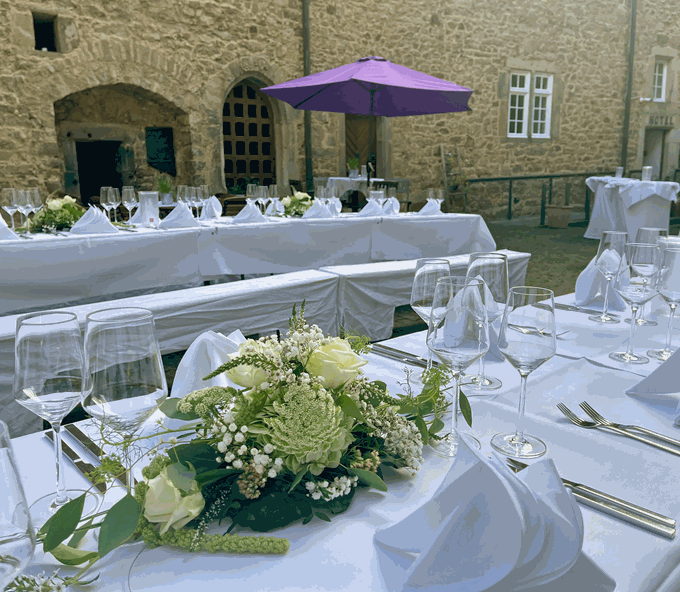 Schloss-Spangenberg-Grillparty-Innenhof.gif