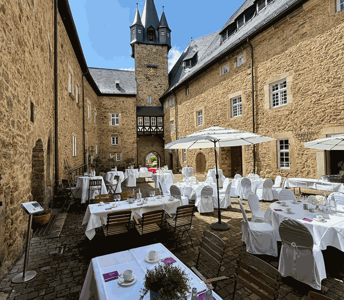 Schloss-Spangenberg-Innenhof-Kaffeetafel.gif
