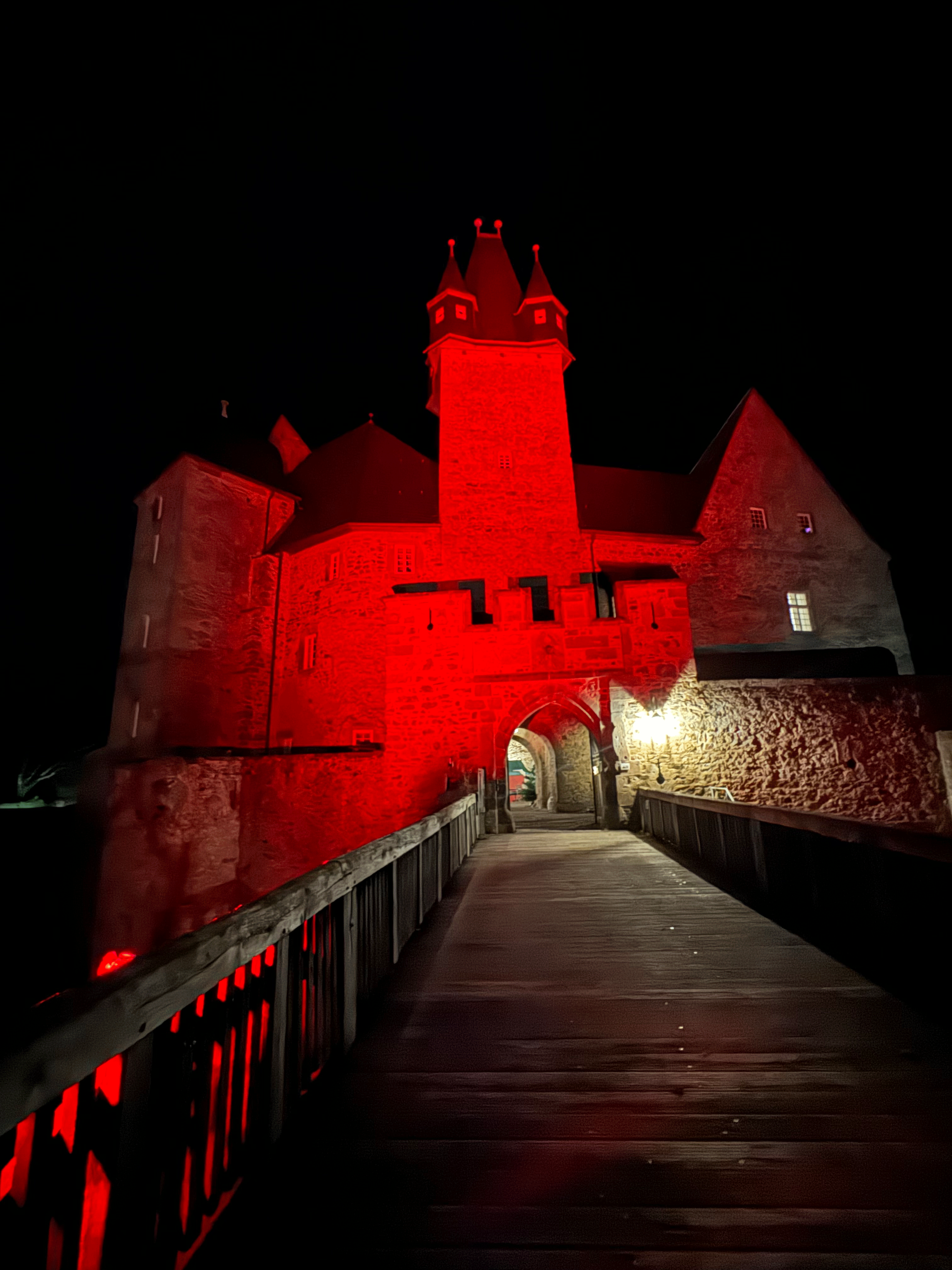 Schloss-Spangenberg-Zugang-rot