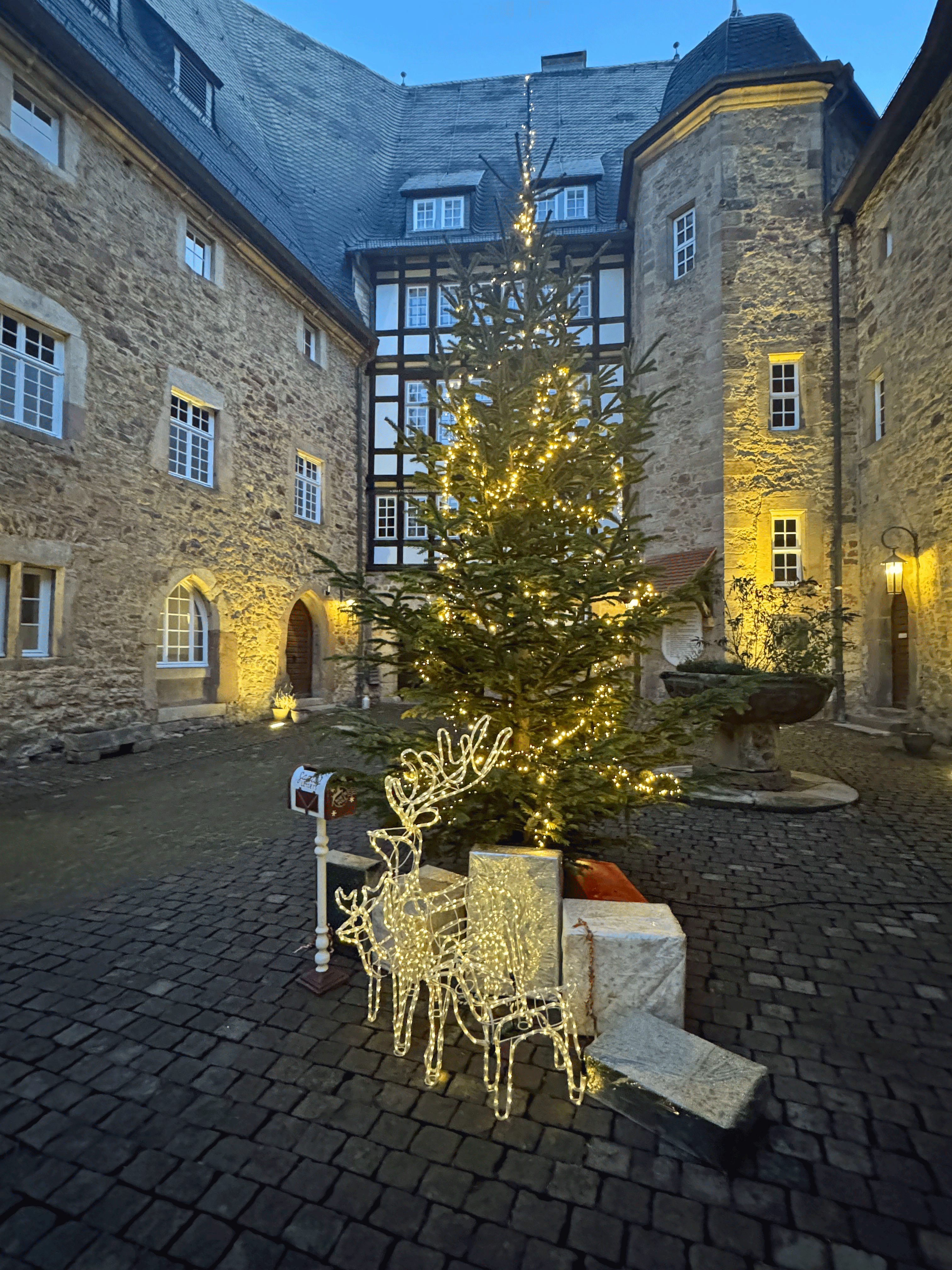 Schloss-Spangenberg-Innenhof-Weihnachten