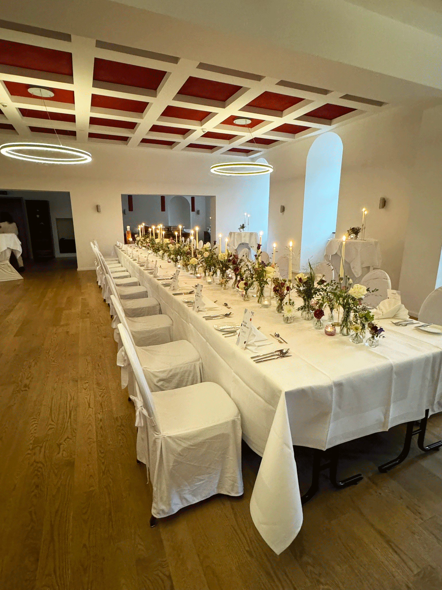 Schloss-Spangenberg-Treffurtsaal-Hochzeit-Tafel