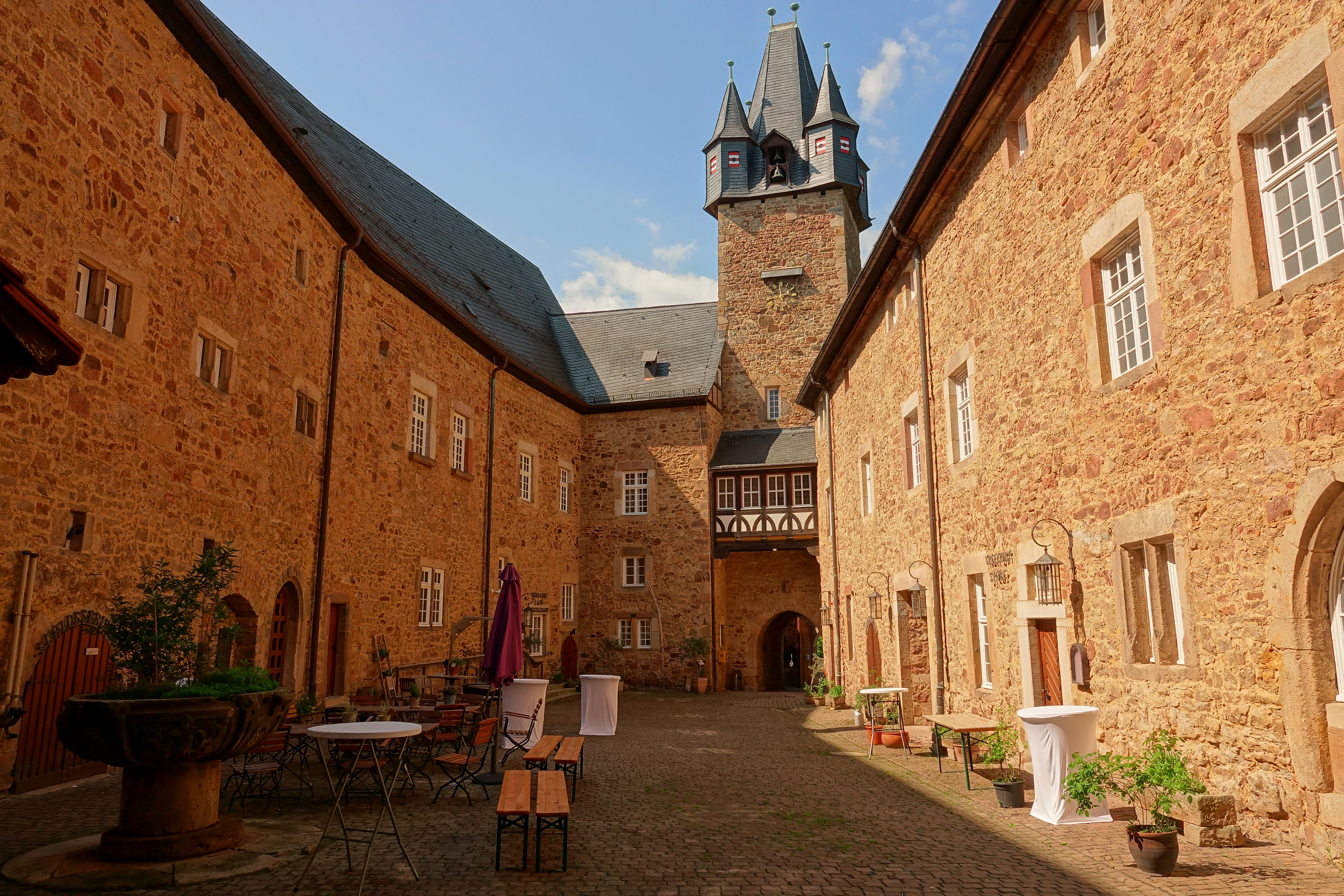 Schloss-Spangenberg-Innenhof-(2).gif
