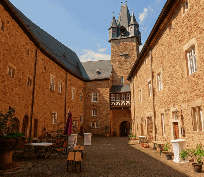 Schloss-Spangenberg-Innenhof-(2).gif