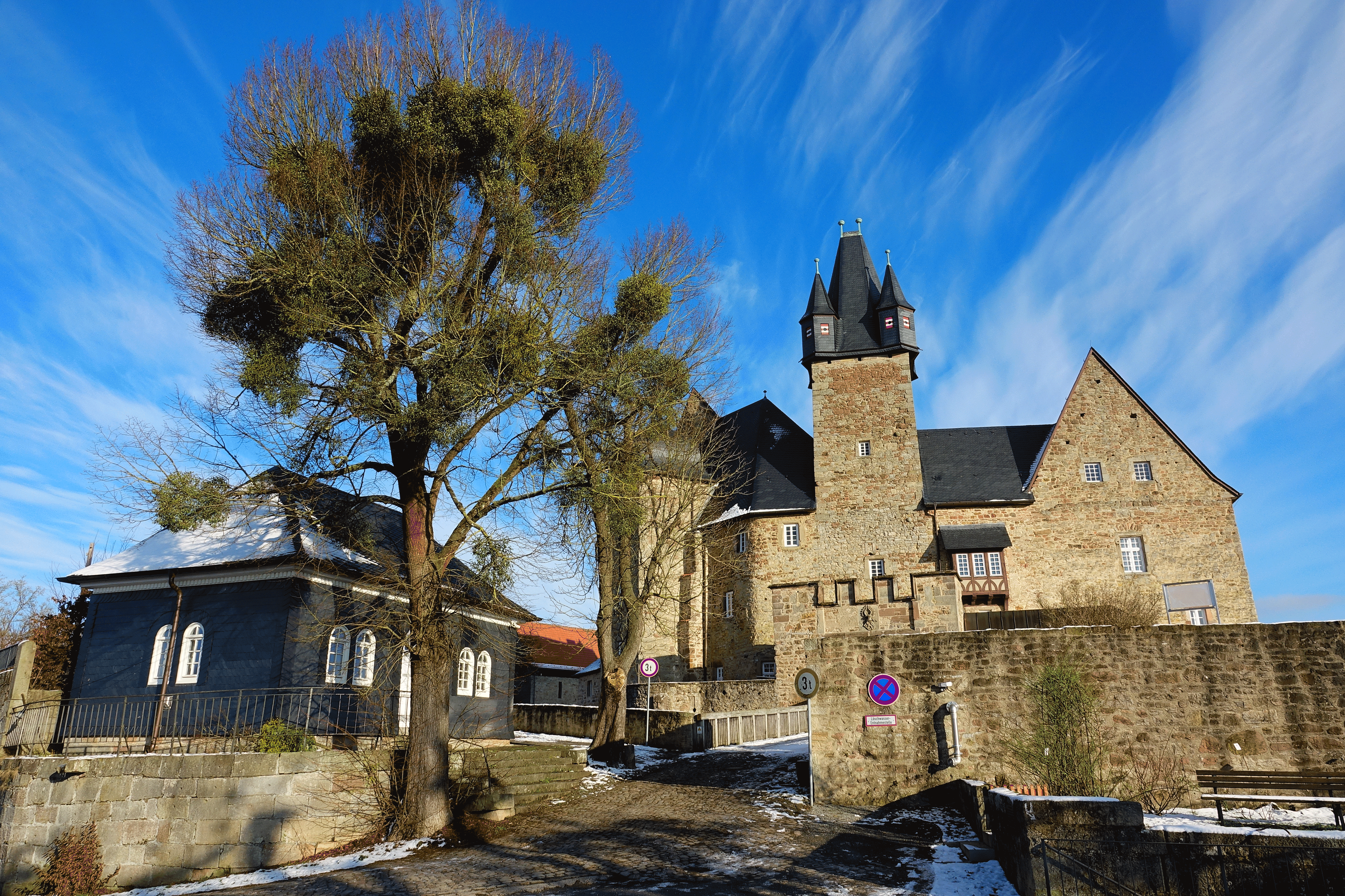 Schloss-Spangenberg-Zugang-Schlossanlage