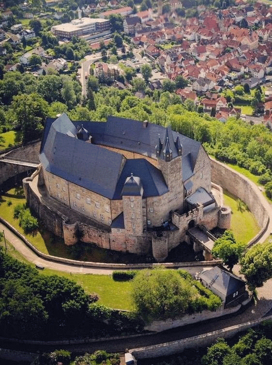Schloss-Spangenberg-Aussenansicht-Stadt.gif