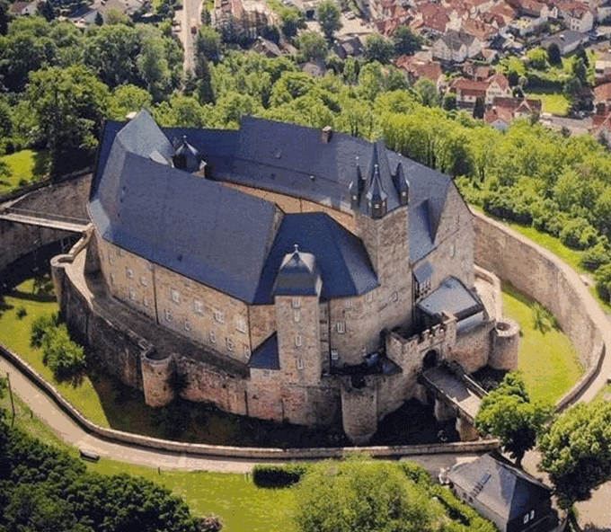 Schloss-Spangenberg-Aussenansicht-Stadt.gif