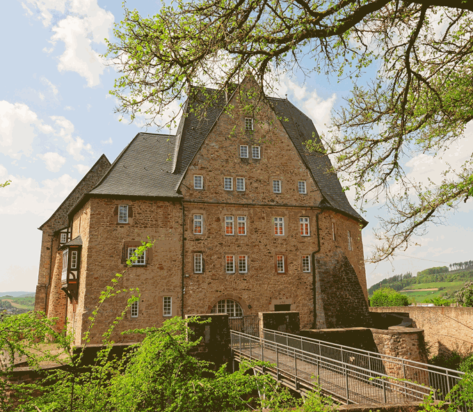 Schloss-Spangenberg-Aussenansicht-hinten.gif