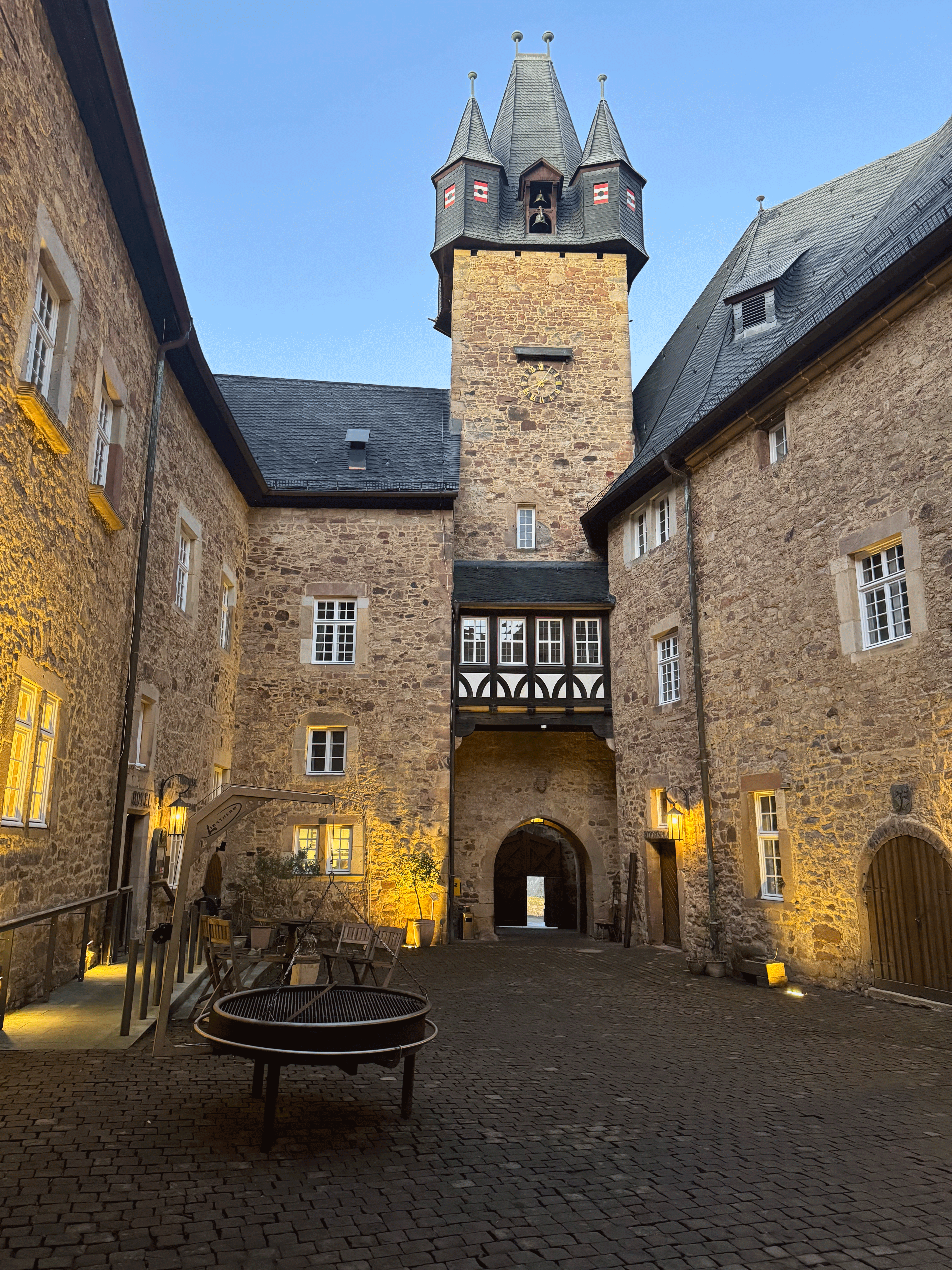 Schloss-Spangenberg-Innenhof-Grill