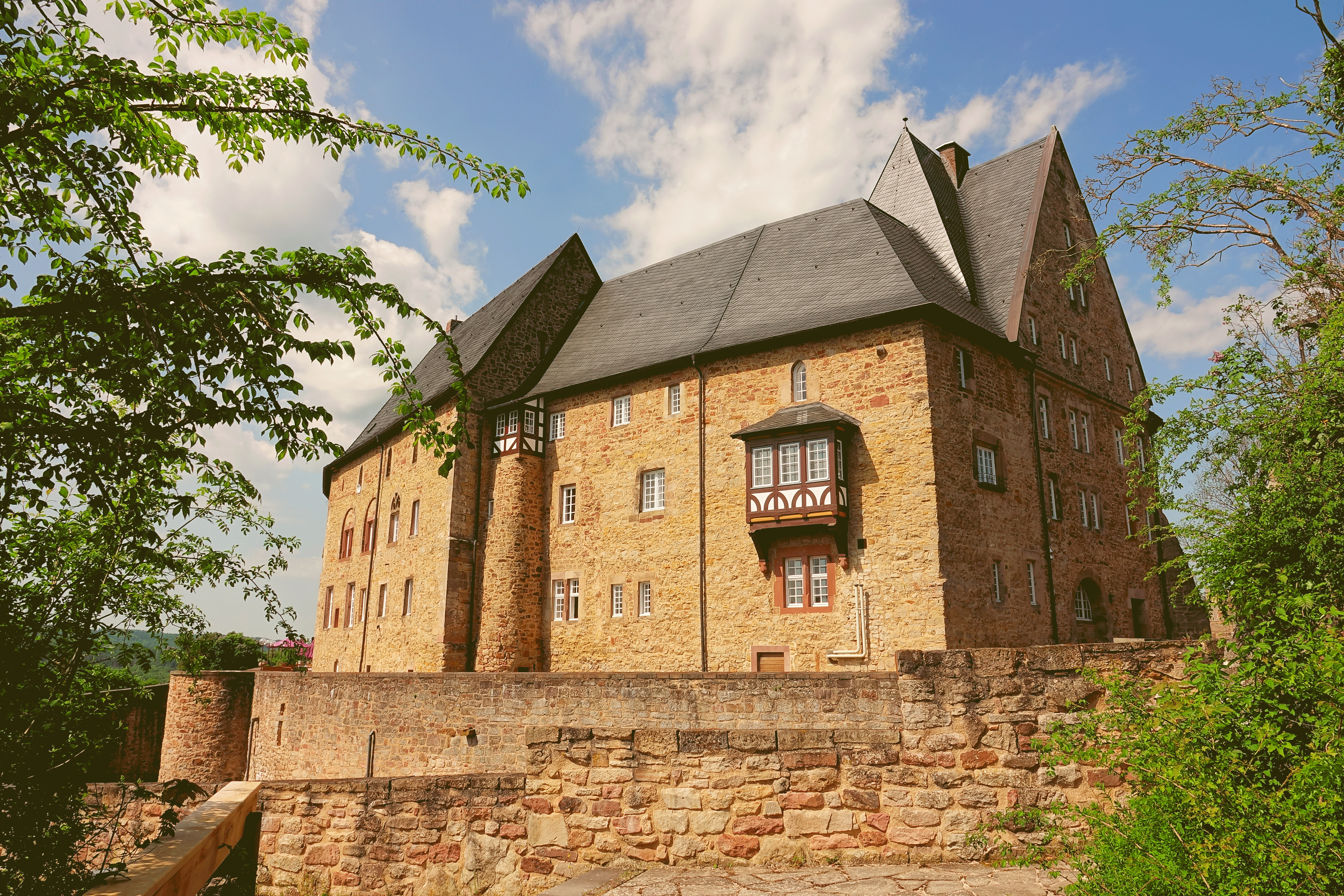 Schloss-Spangenberg-Aussenansicht-(4).gif