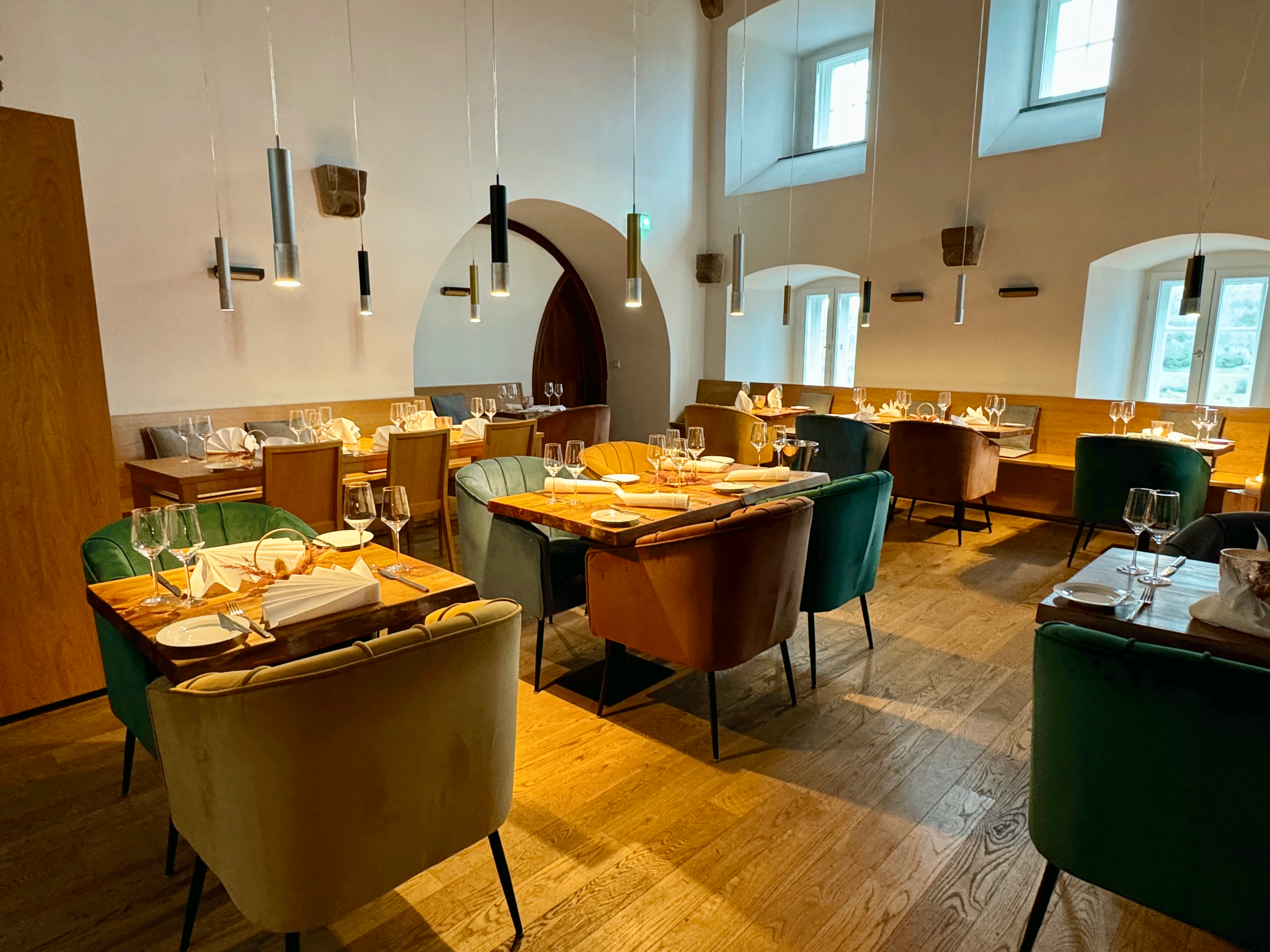 Schloss-Spangenberg-Restaurant-(7).gif