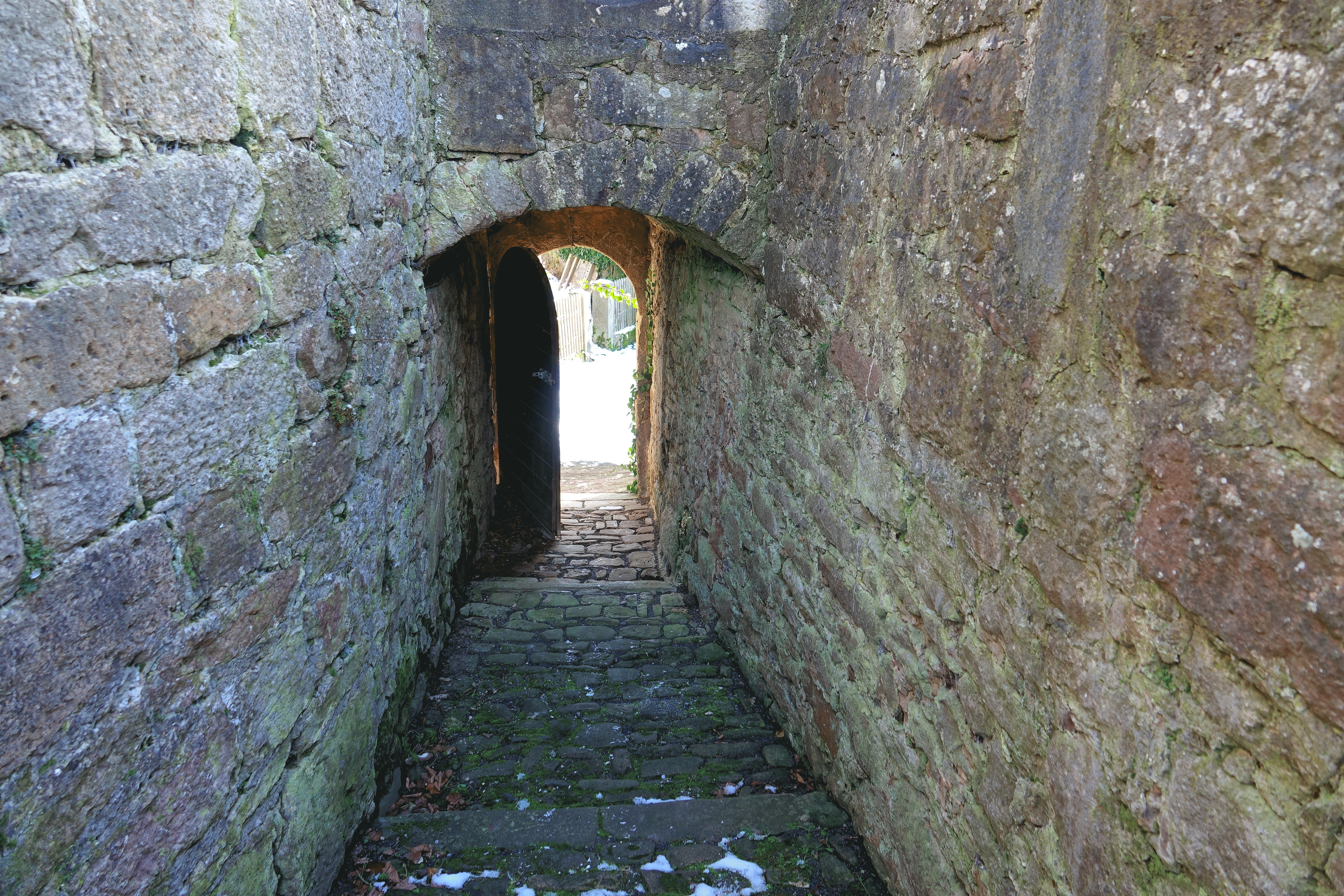 Schloss-Spangenberg-Zugang-Wehrmauer