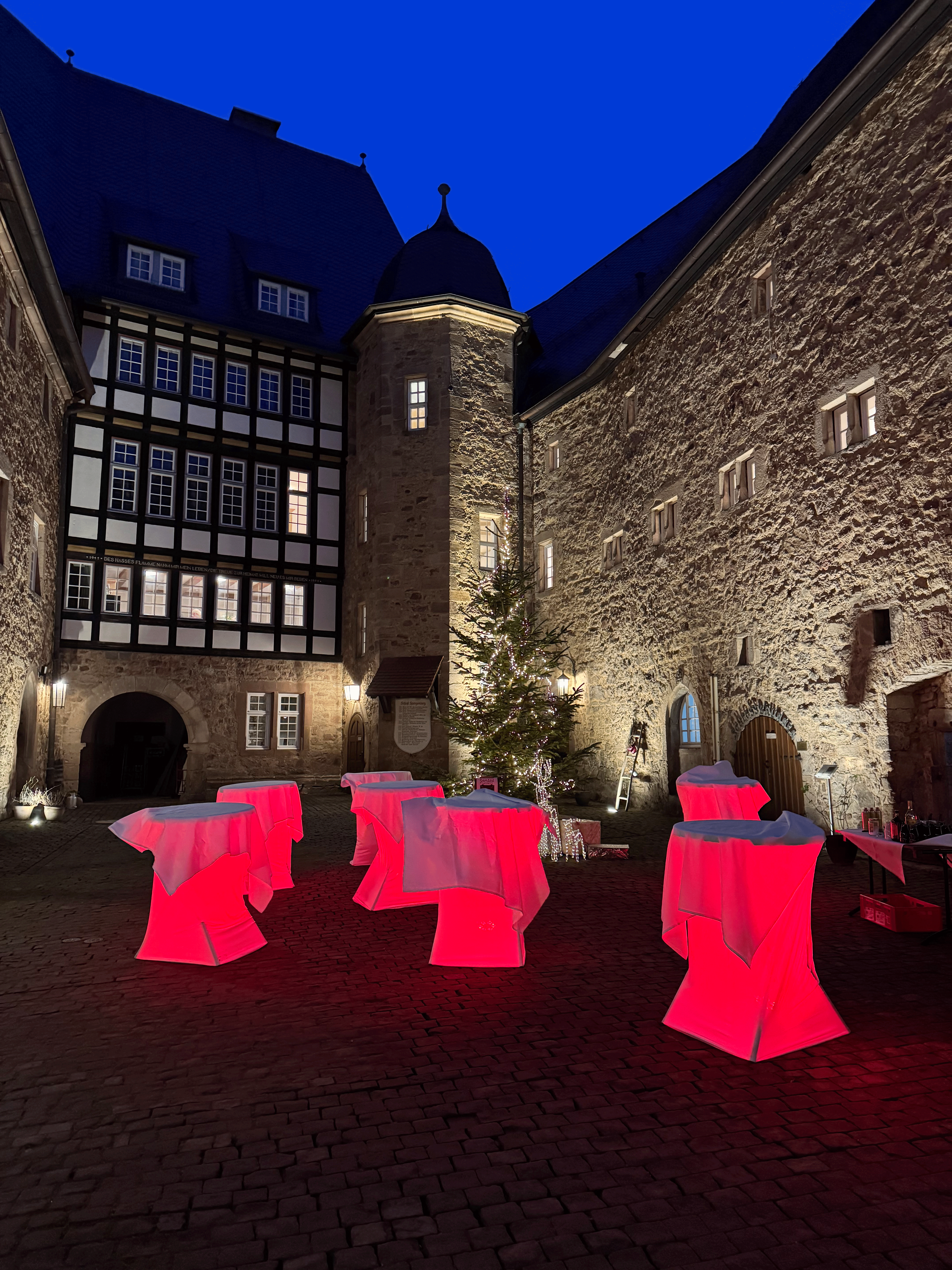 Schloss-Spangenberg-Innenhof-rot-(2)