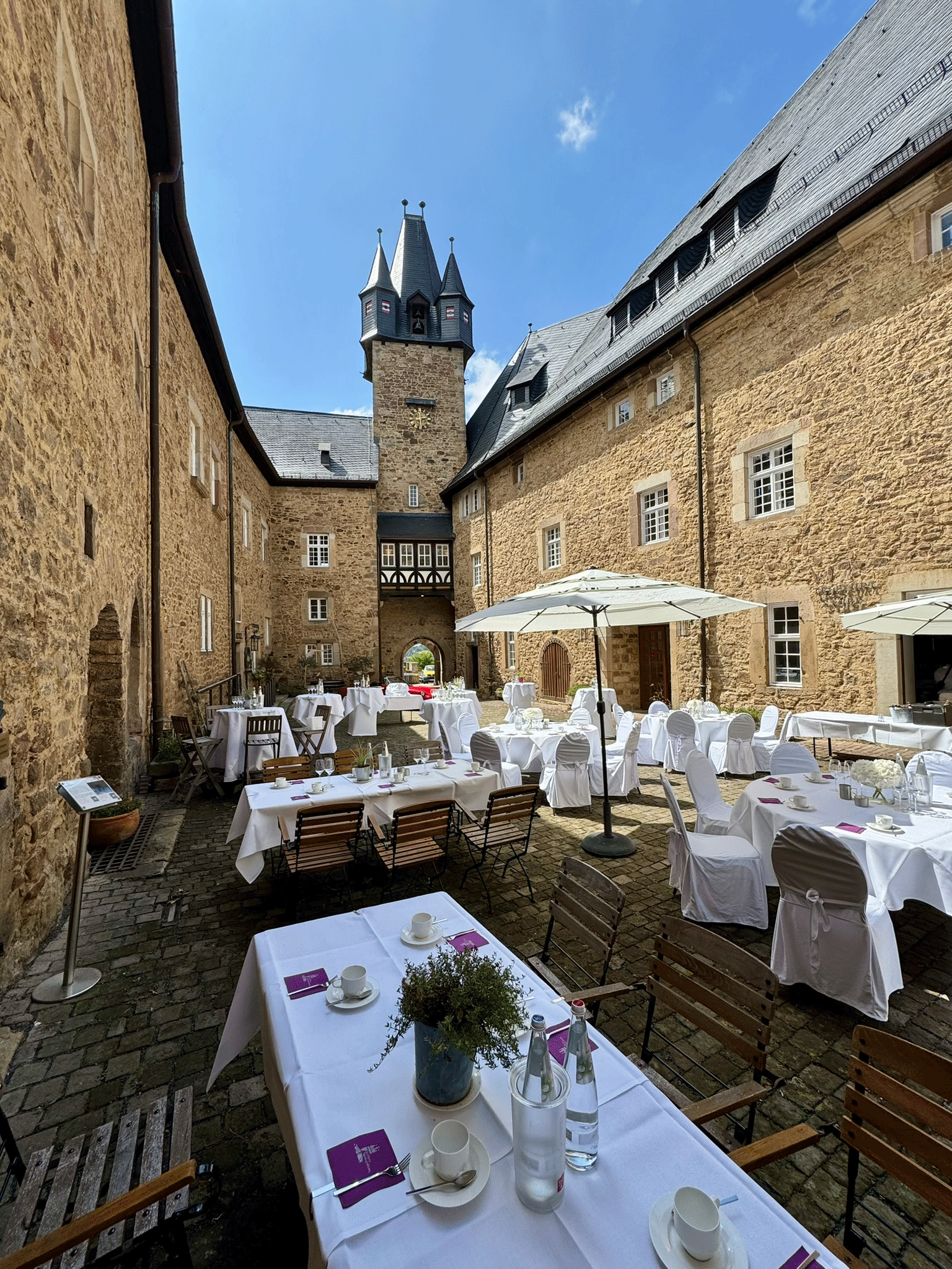 Schloss-Spangenberg-Innenhof-Kaffeetafel