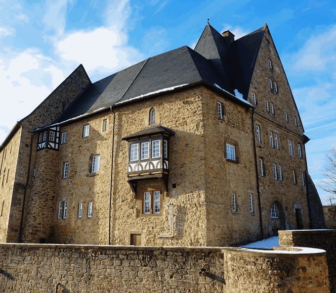 Schloss-Spangenberg-Aussenansicht-(5).gif